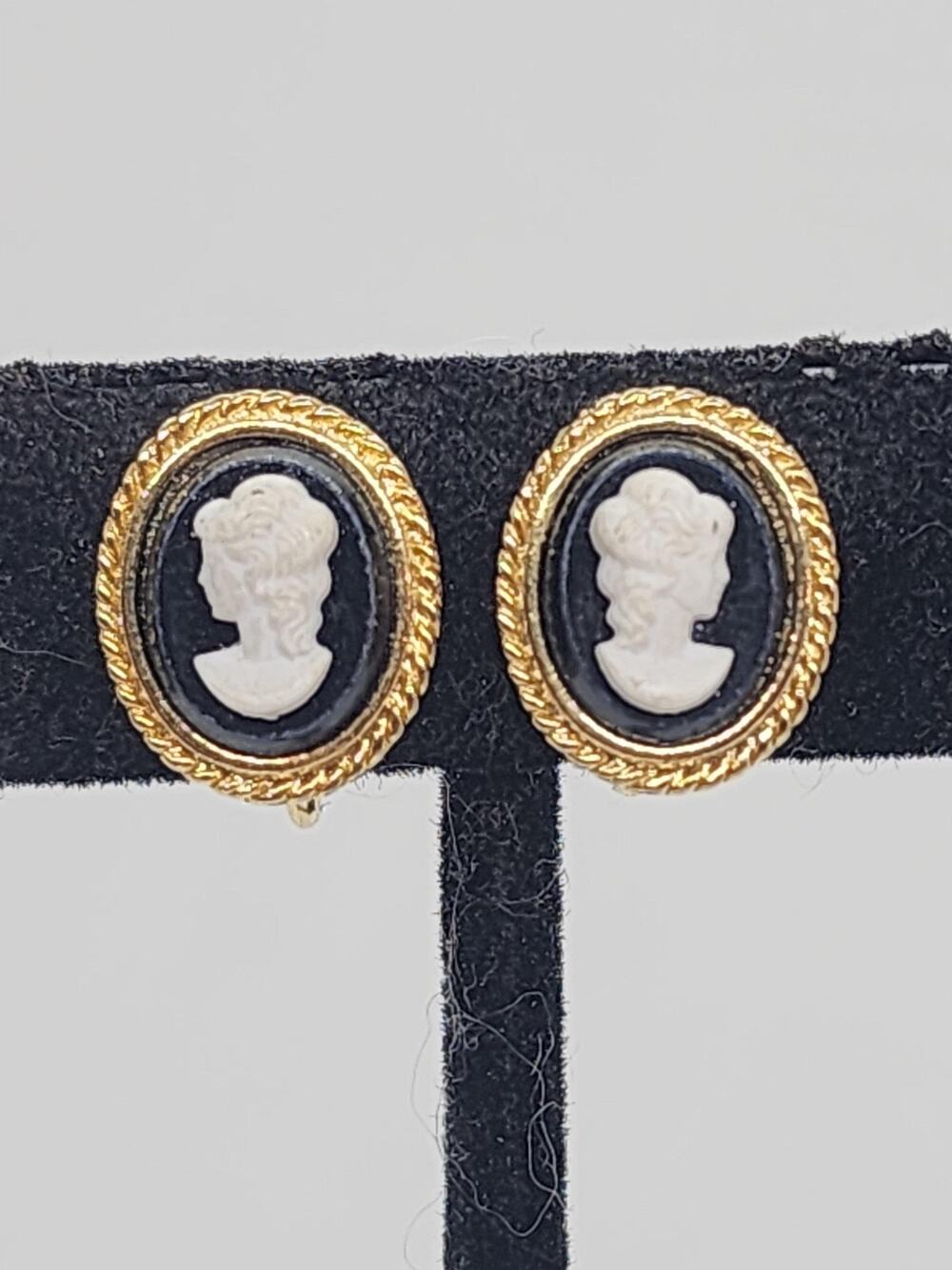 Vintage Cameo Clip On Earrings Black White Portrait Gold Tone Rope Border